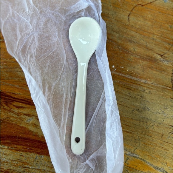 New Maxcera Ceramic Honeycomb Textured Honey Pot & Spoon with 3D Honey Bees - Picture 9 of 9